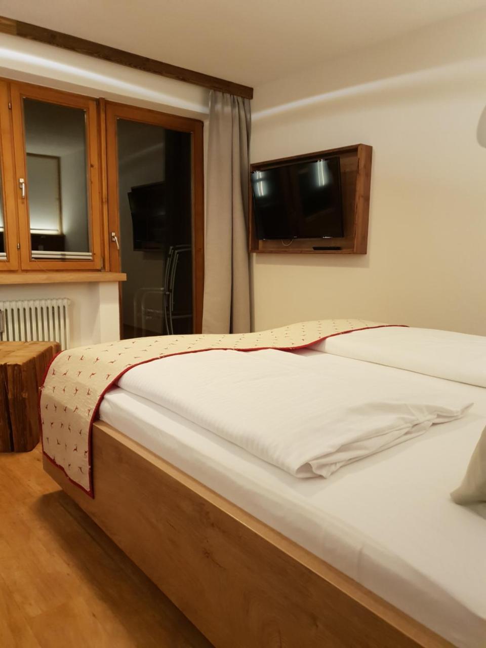 Lustiger Hirsch Otel Akams Dış mekan fotoğraf
